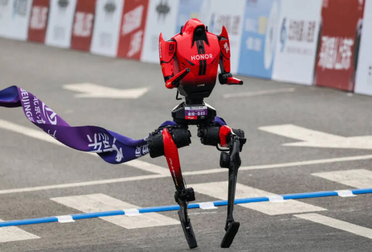 Çin'de insansı robotlar 7 dakikada yarı maraton dünya rekorunu kırdı