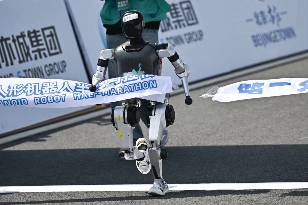 Çinde insansı robotlar 7 dakikada yarı maraton dünya rekorunu kırdı