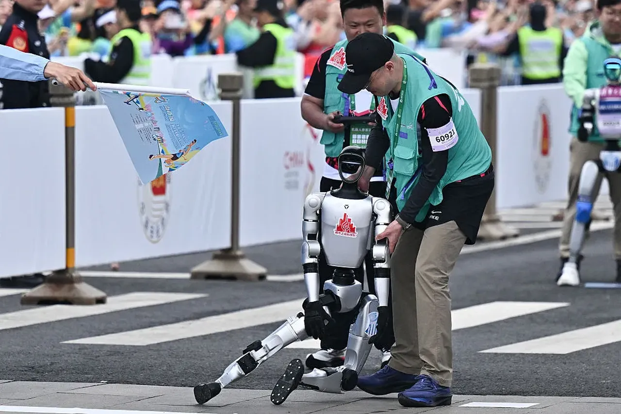 Çinde insansı robotlar 7 dakikada yarı maraton dünya rekorunu kırdı