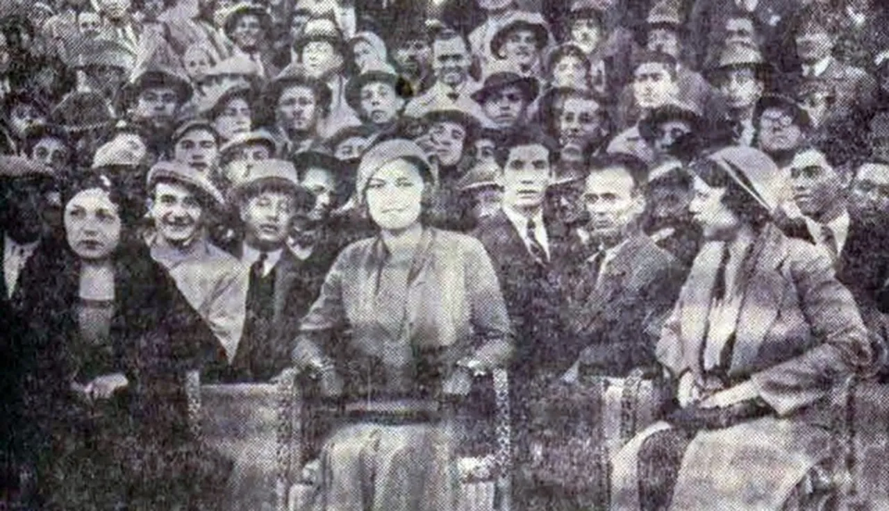 Keriman Halis İzmir'de maç seyrederken 22.11.1932 Vakit