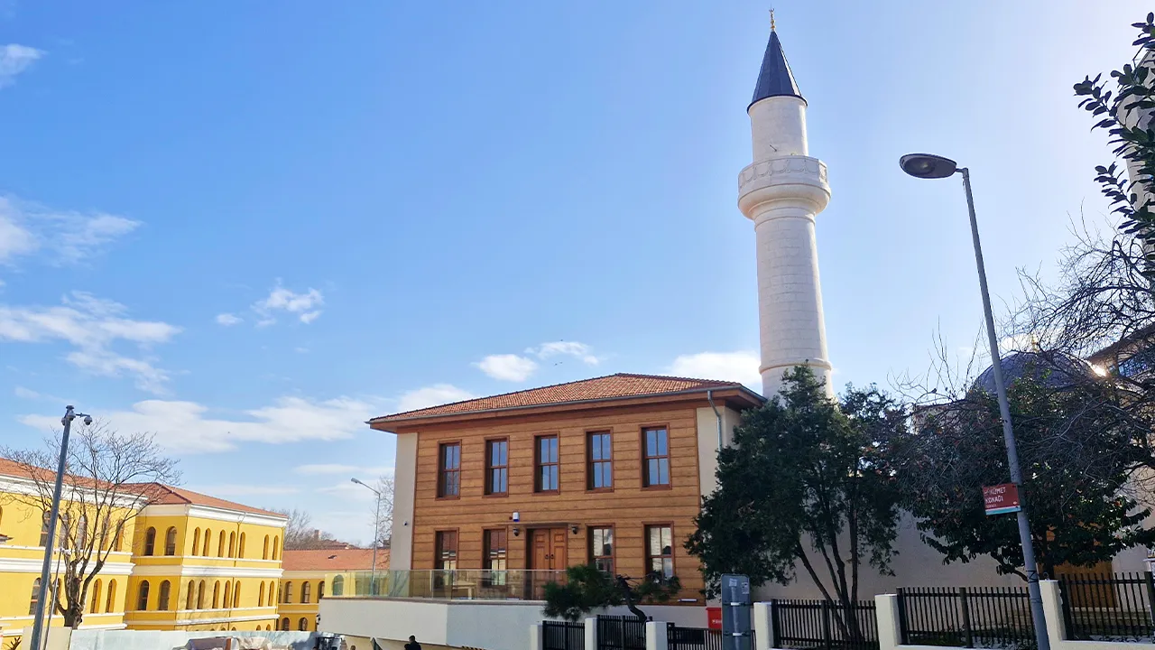 Depo yapıldı, yıkıldı ve şimdi küllerinden doğdu... Babıali’deki caminin hazin hikâyesi
