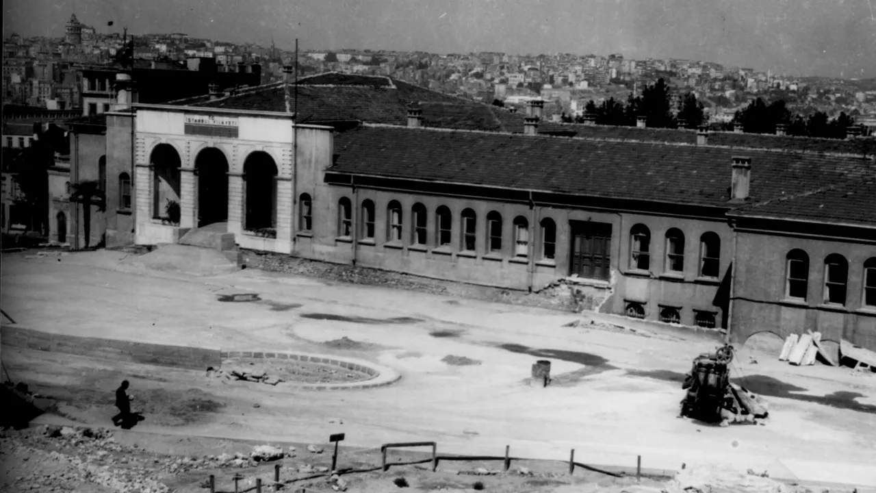 Fatma Sultan Camii,  önce kapatıldı, sonra yıkıldı.