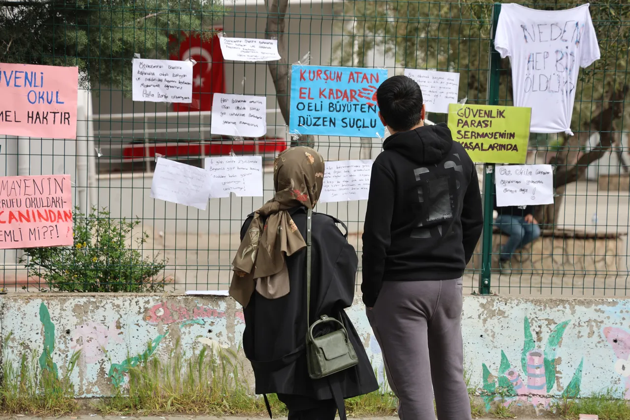 Elinden düşürmemiş, albüm yapmış! Hani silahlar sandıkta kilitliydi?