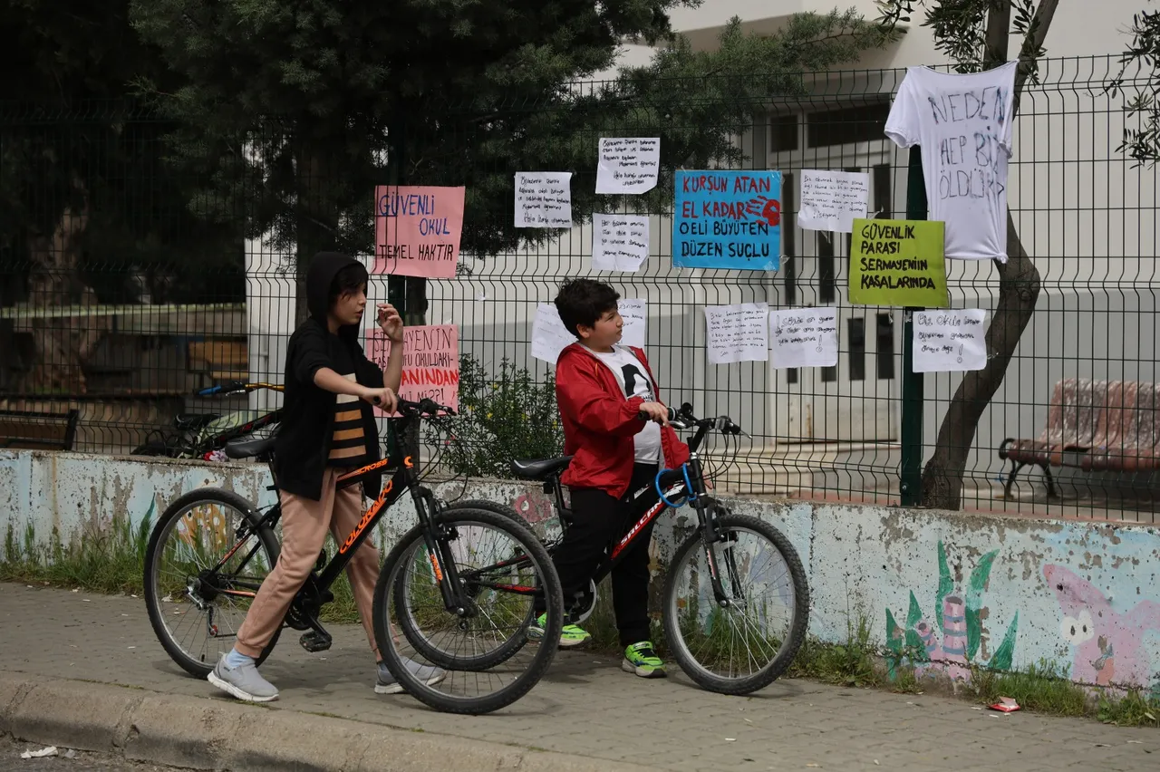 Elinden düşürmemiş, albüm yapmış! Hani silahlar sandıkta kilitliydi?