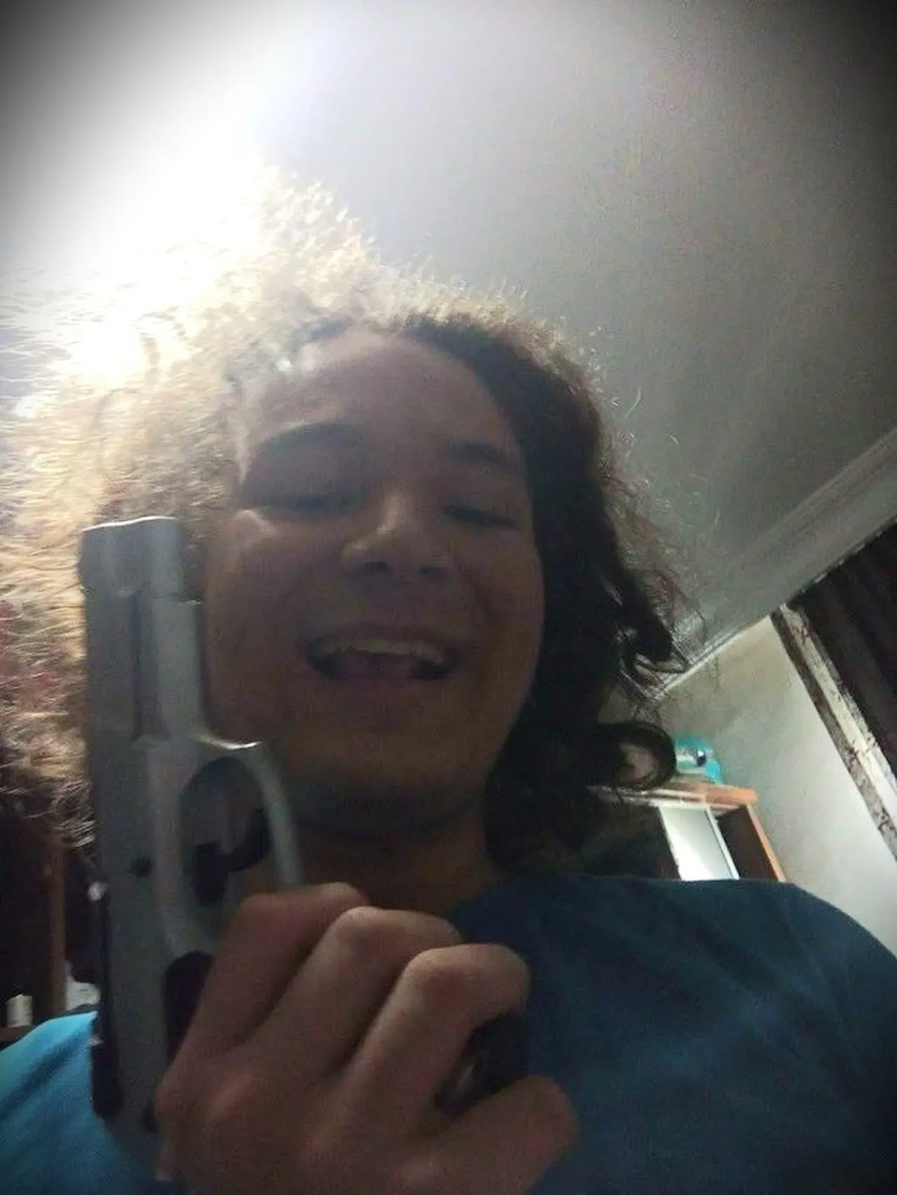 Elinden düşürmemiş, albüm yapmış! Hani silahlar sandıkta kilitliydi?