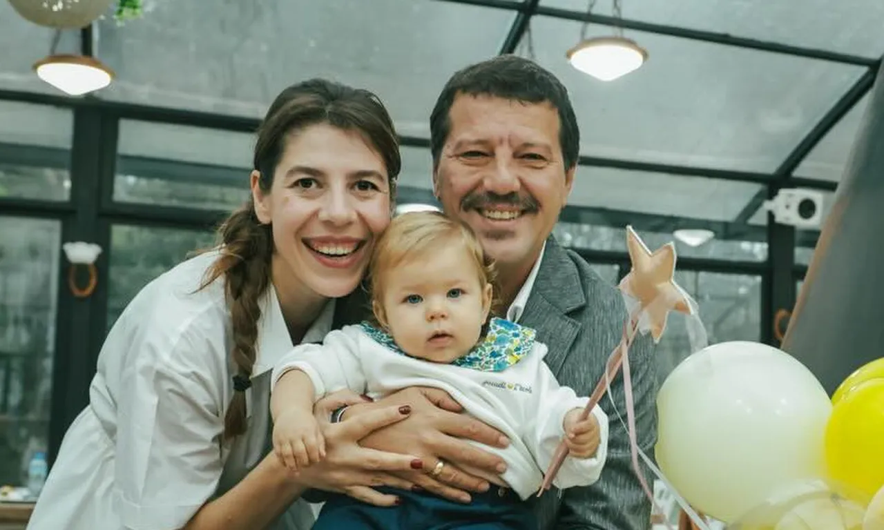 İlker Aksum ve ailesi