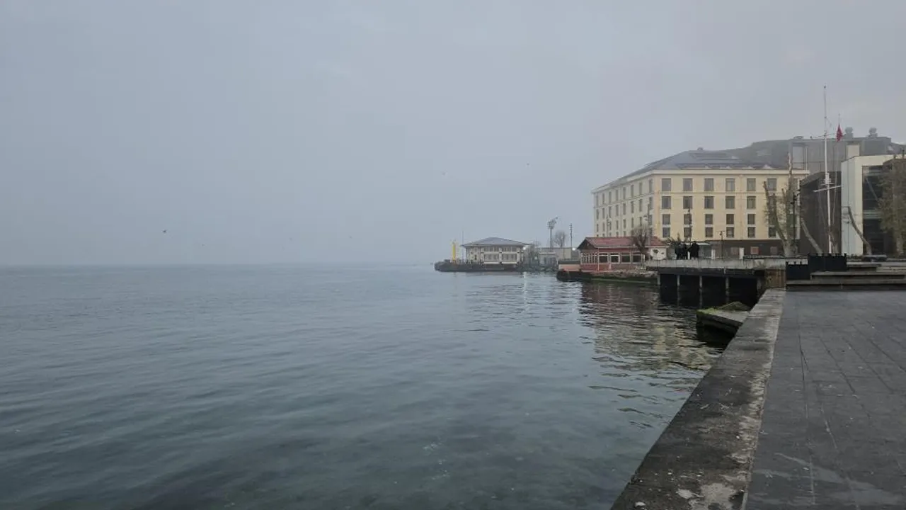 İstanbul'da yoğun sis: Boğaz hattı gemi trafiğine kapatıldı