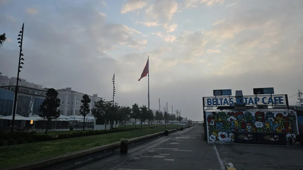 İstanbul'da yoğun sis: Boğaz hattı gemi trafiğine kapatıldı