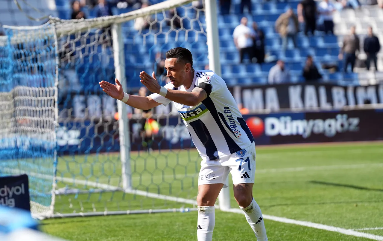 Maçtaki tek golü kaydeden İrfan Can Kahveci