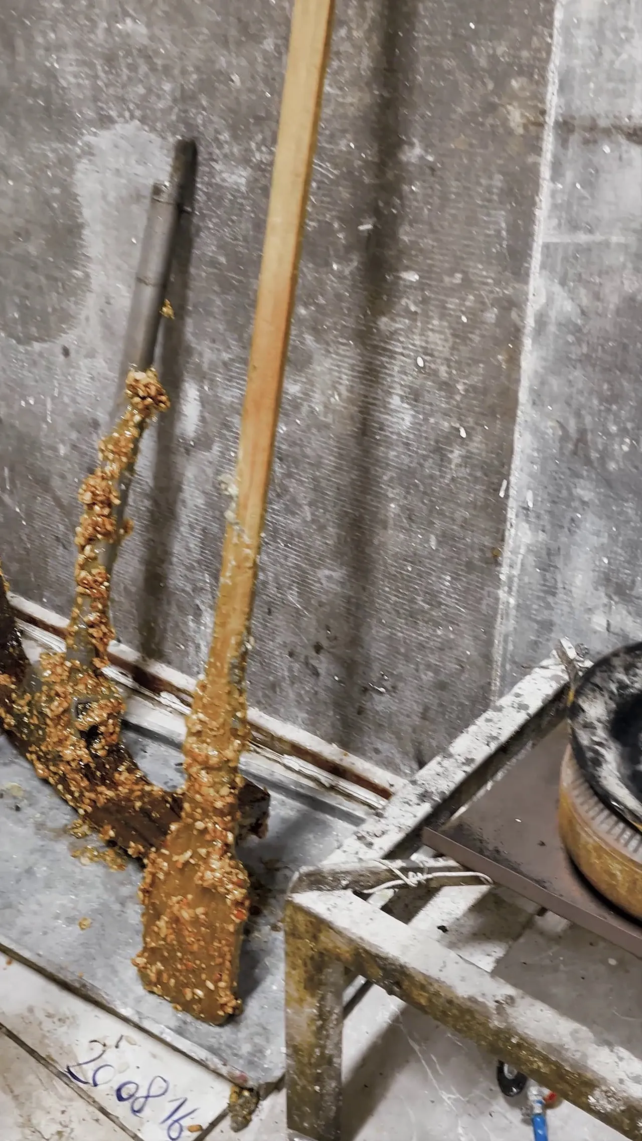 Kötü koku ele verdi! Zabıta kapıyı çaldı, mide bulandıran imalathane ortaya çıktı