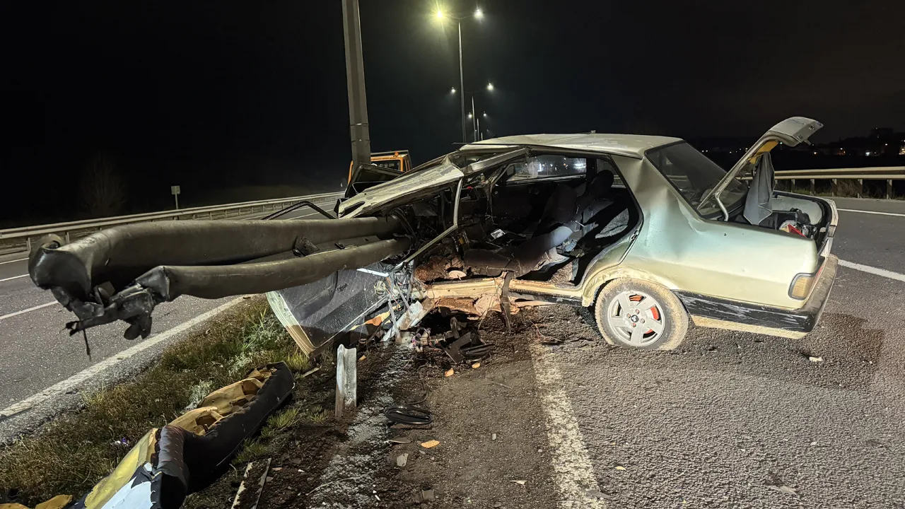 Kütahya'da feci kaza: Araç, bariyere ok gibi saplandı