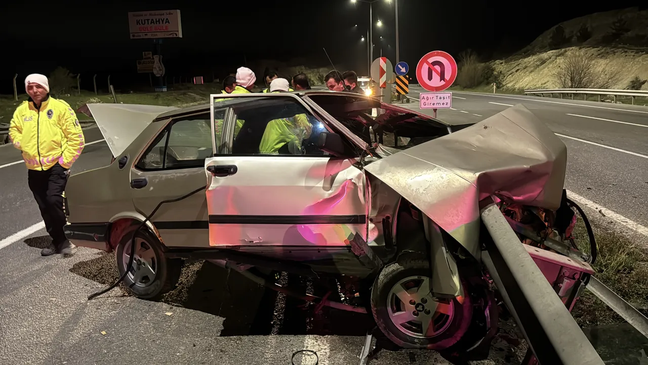 Kütahya'da feci kaza: Araç, bariyere ok gibi saplandı