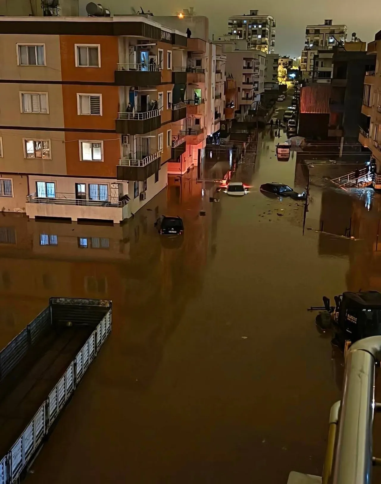 Meteoroloji hem saat hem ikinci sarı kodu verdi! Mardin’de evleri su bastı, insanlar mahsur kaldı