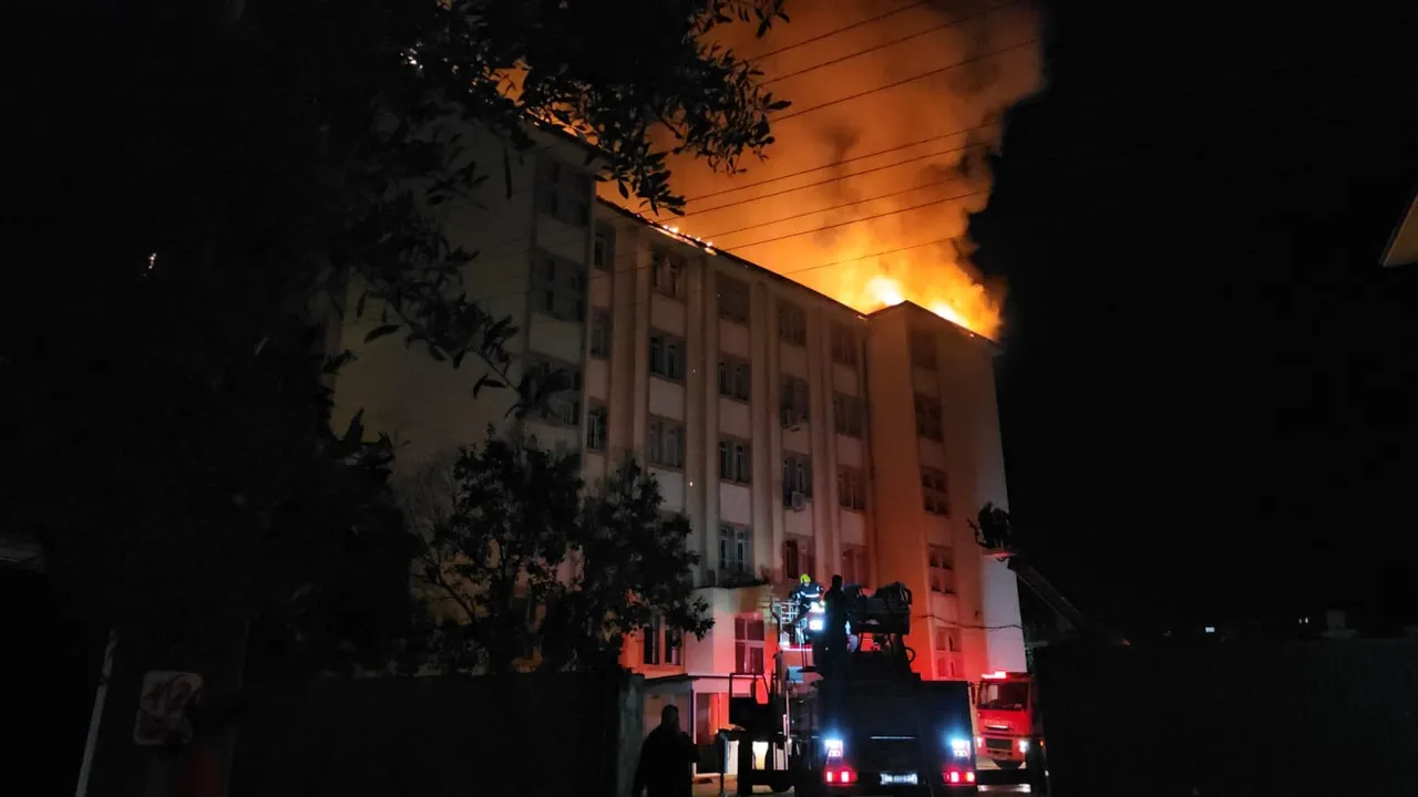 Nazilli Fen Lisesinde yangın paniği! 46 öğrenci tahliye edildi