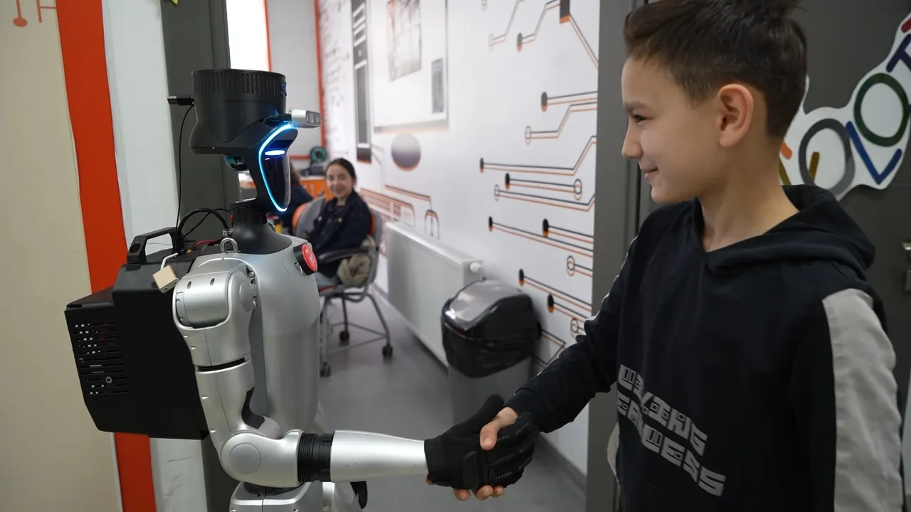 Nüfusa kaydedilen ilk robotumuz CANİKMAN şimdi de kampüste işe başladı