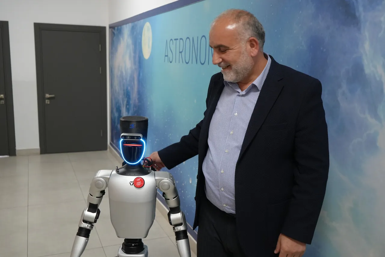 Nüfusa kaydedilen ilk robotumuz CANİKMAN şimdi de kampüste işe başladı