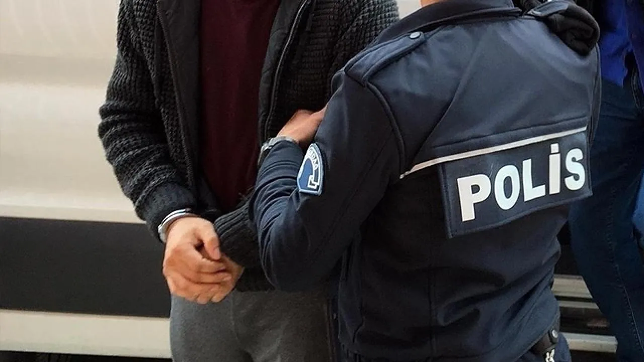 Sahte polise gerçek gözaltı! Sosyal medyada ifşa oldu...