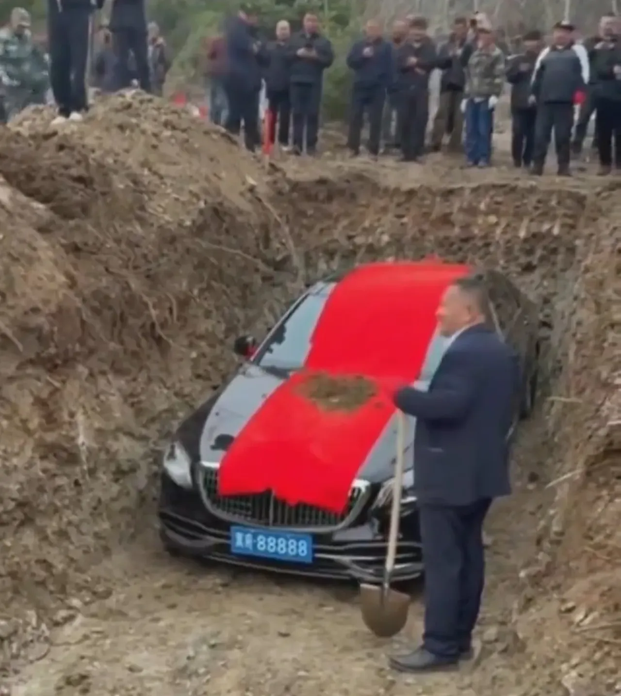 Şaşkına çeviren cenaze! Lüks aracı mezara gömdüler, sonra para dağıttılar