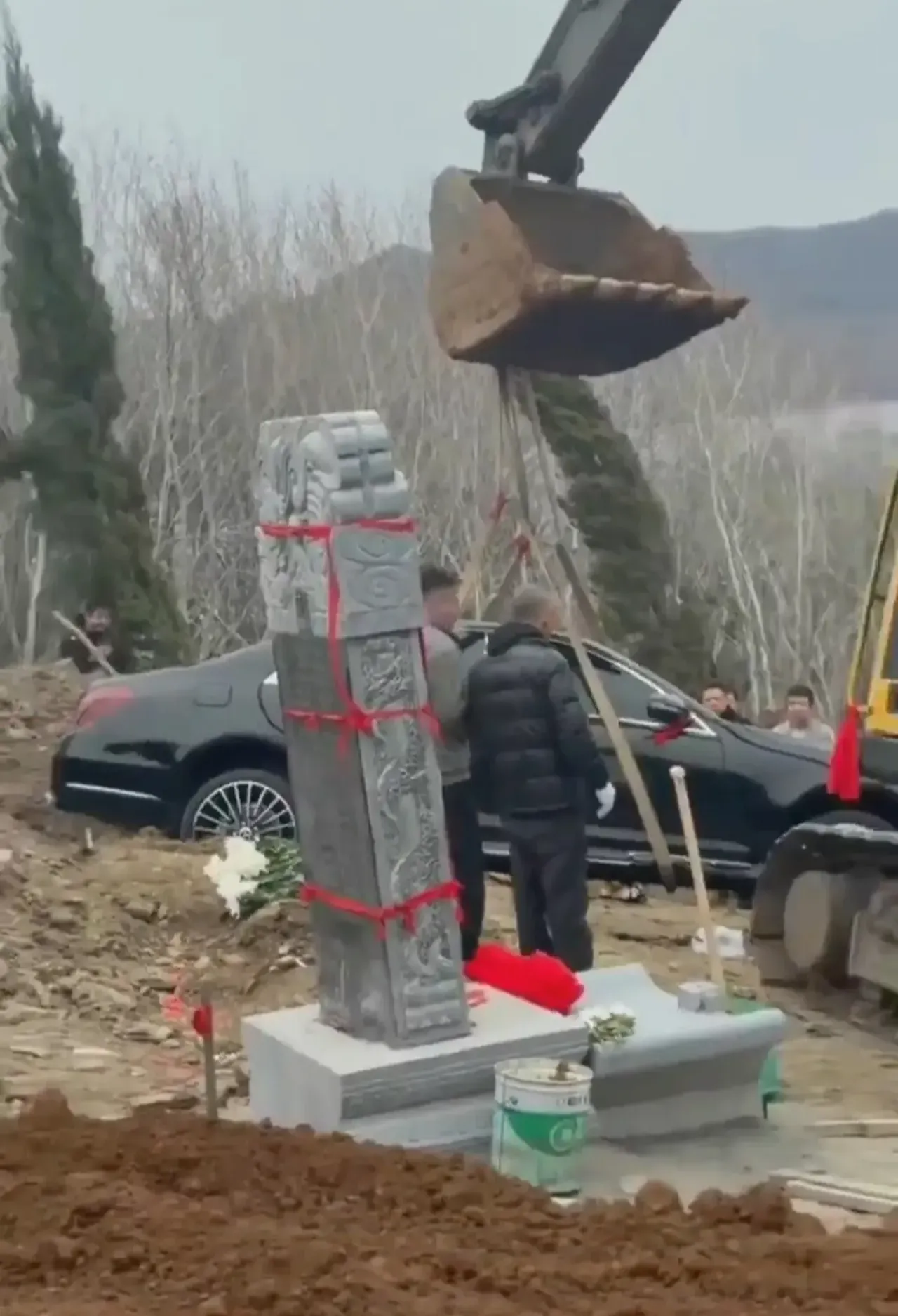 Şaşkına çeviren cenaze! Lüks aracı mezara gömdüler, sonra para dağıttılar