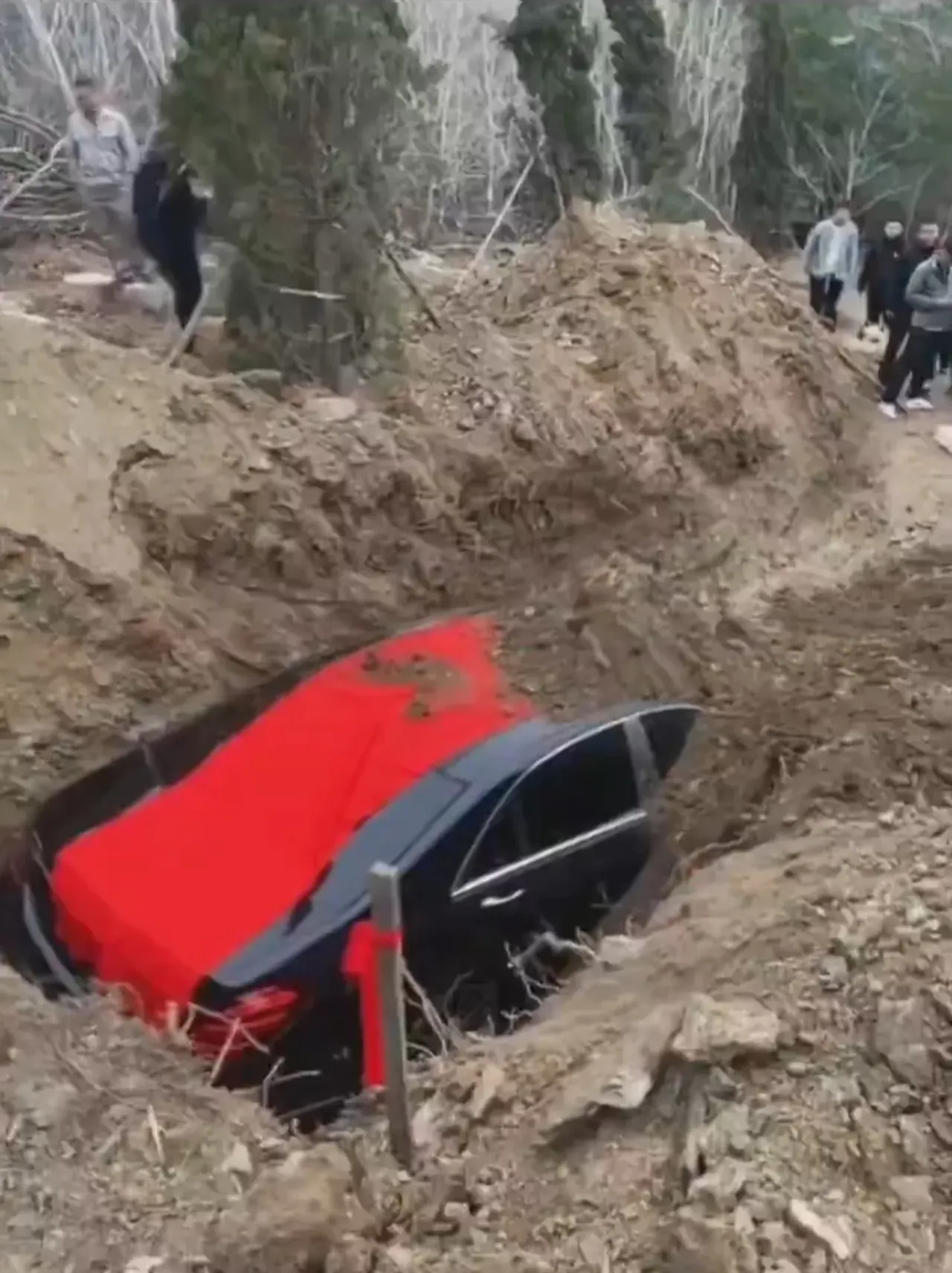 Şaşkına çeviren cenaze! Lüks aracı mezara gömdüler, sonra para dağıttılar
