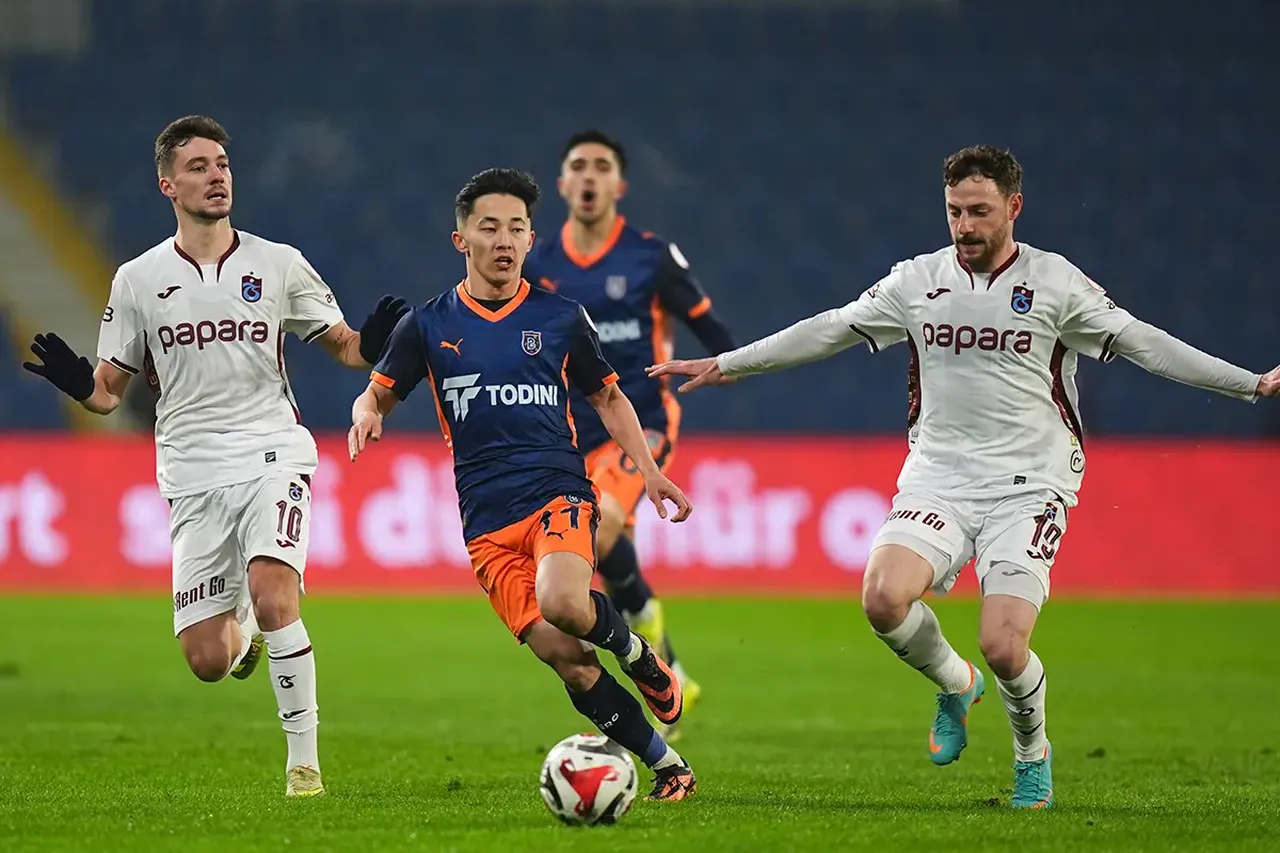 Trabzonspor Başakşehir maçı hangi kanalda, canlı yayın nerede izlenir? Maçı Alper Akarsu yönetecek!