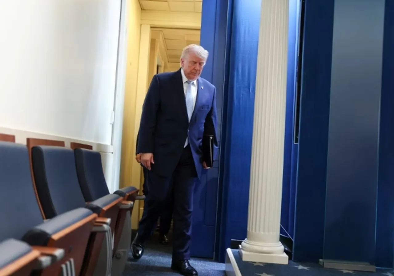 Savaşın başlamasından biraz fazla bir hafta sonra, Doral, Florida'da Cumhuriyetçi milletvekillerine konuşan Trump, Başkan Joe Biden döneminde Afganistan'dan çekilme dahil olmak üzere dış politika fiyaskolarını denetleyen Demokrat başkanları gözden geçirdi.