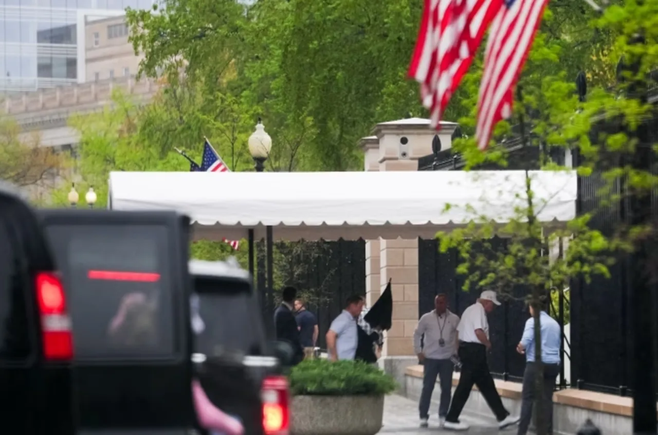 24 saat boyunca Trump'ın ekibi Durum Odası'na girdi: Başkan Yardımcısı JD Vance Camp David'den, Wiles ise Florida'daki evinden. Neredeyse dakika dakika ilerleme raporları aldılar; ordunun İran'a girişi, kurtarma uçaklarının kumda sıkışması, İranlıların dikkatini dağıtma çabaları gibi. Son havacıyı kod adıyla çağırdılar.  Trump toplantıya dahil edilmedi ancak telefonla güncellemeler aldı.