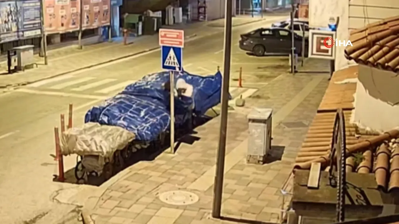 Afyonkarahisar'da seyyar satıcının 100 bin liralık ürününü çalan hırsızlar kamerada