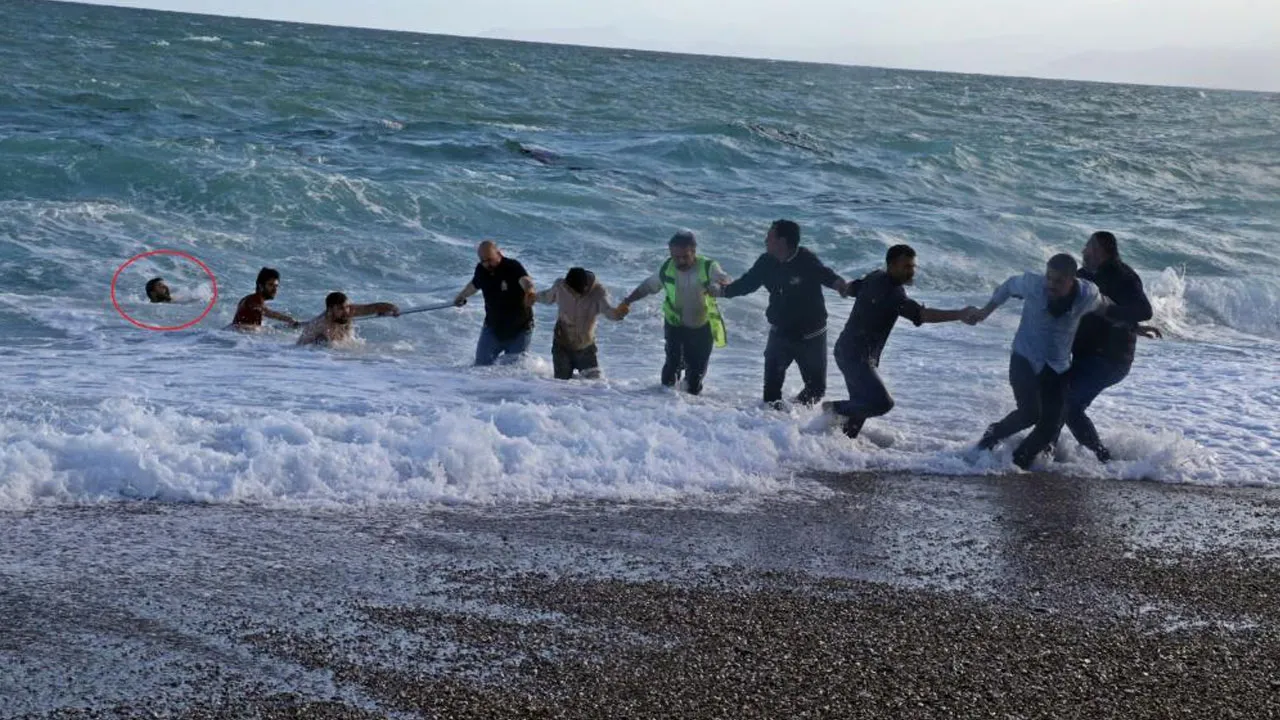 Antalya'da insan zinciri! Kardeşler kurtuldu, kuzen öldü