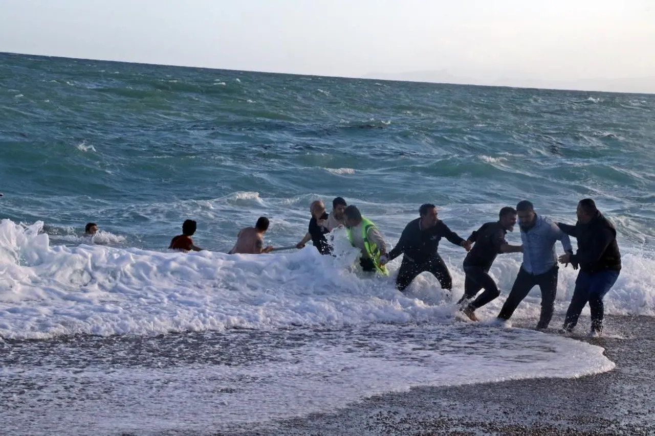 Antalya'da insan zinciri! Kardeşler kurtuldu, kuzen öldü