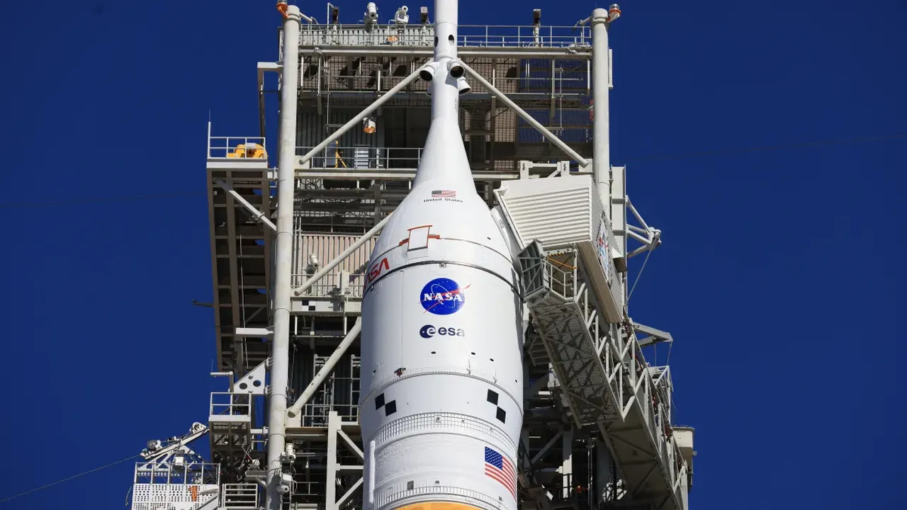 Görüntüde NASA'nın Artemis II test uçuşu için Florida'daki Kennedy Uzay Merkezi'nde bulunan Fırlatma Kompleksi 39B'de 10 Şubat 2026 Salı günü çekilen Orion uzay aracı ve fırlatma iptal sistemi görülüyor. -NASA/Ben Smegelsky