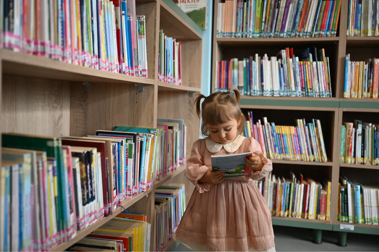 Bebekken kütüphaneye üye oldu, ekransız evde kitaplarla büyüyor