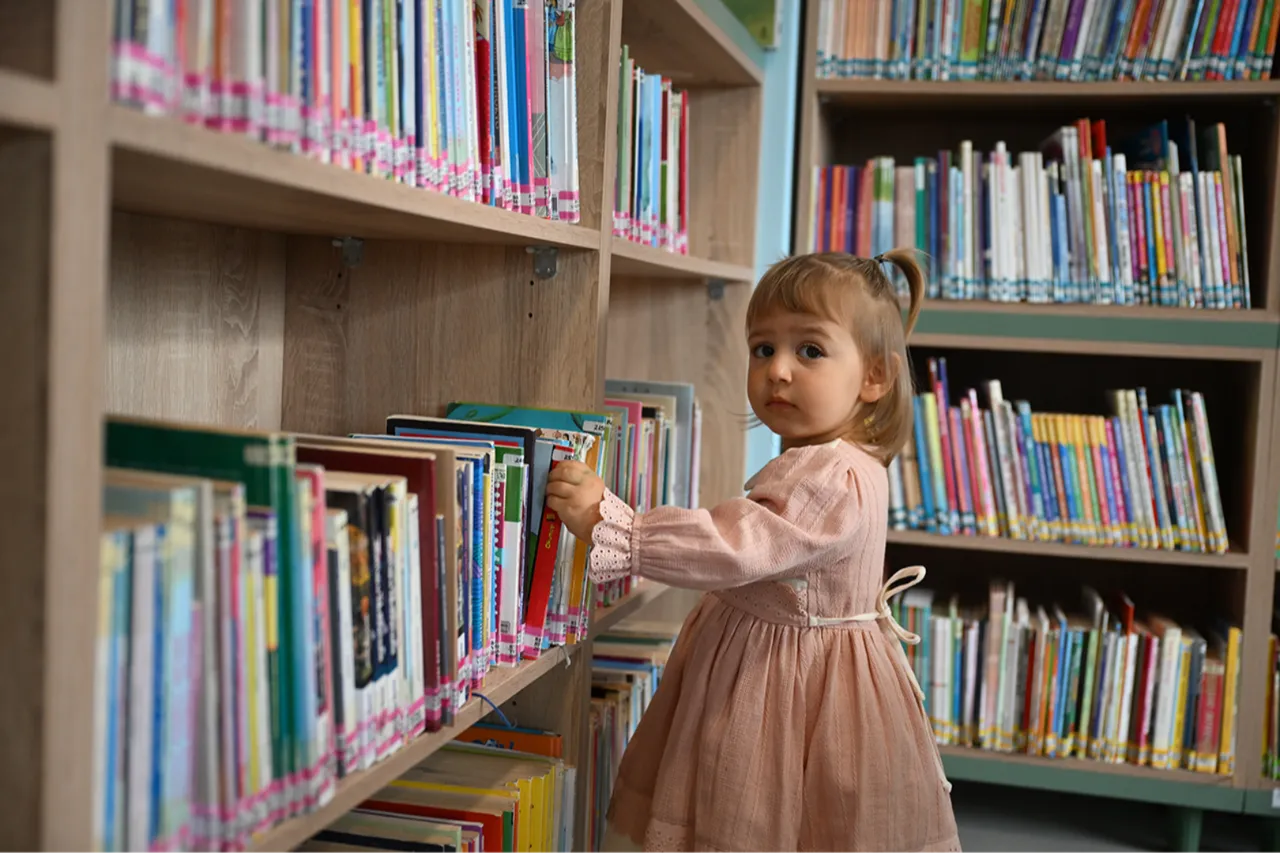 Bebekken kütüphaneye üye oldu, ekransız evde kitaplarla büyüyor