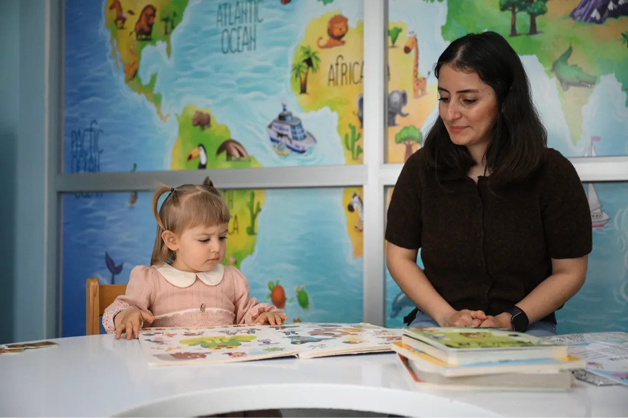 Bebekken kütüphaneye üye oldu, ekransız evde kitaplarla büyüyor