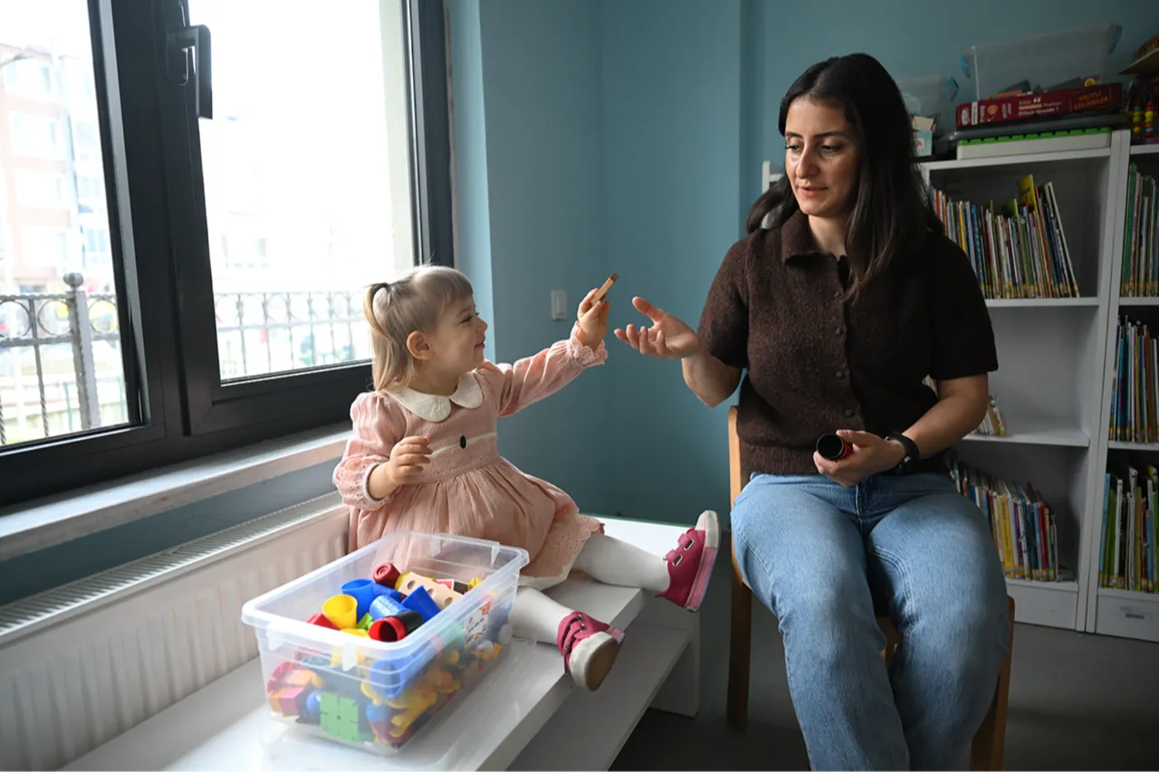 Bebekken kütüphaneye üye oldu, ekransız evde kitaplarla büyüyor