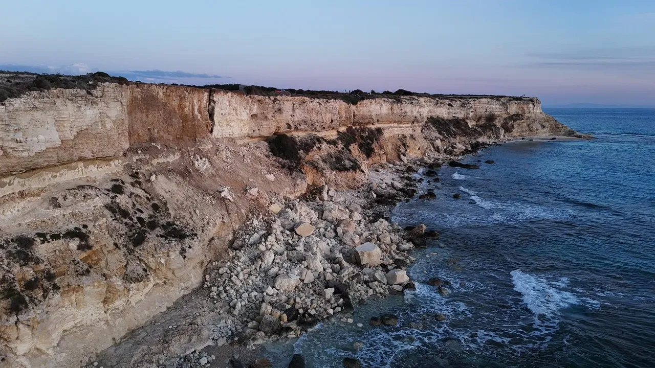 Binlerce ziyaretçisi var! İstanbulluların vazgeçilmezi Bozcaadada göçük, kayalar birer birer kopuyor