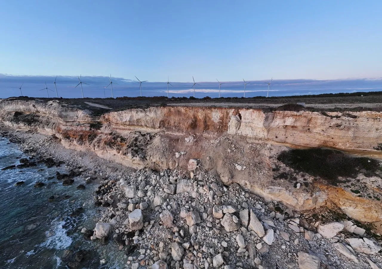 Binlerce ziyaretçisi var! İstanbulluların vazgeçilmezi Bozcaadada göçük, kayalar birer birer kopuyor