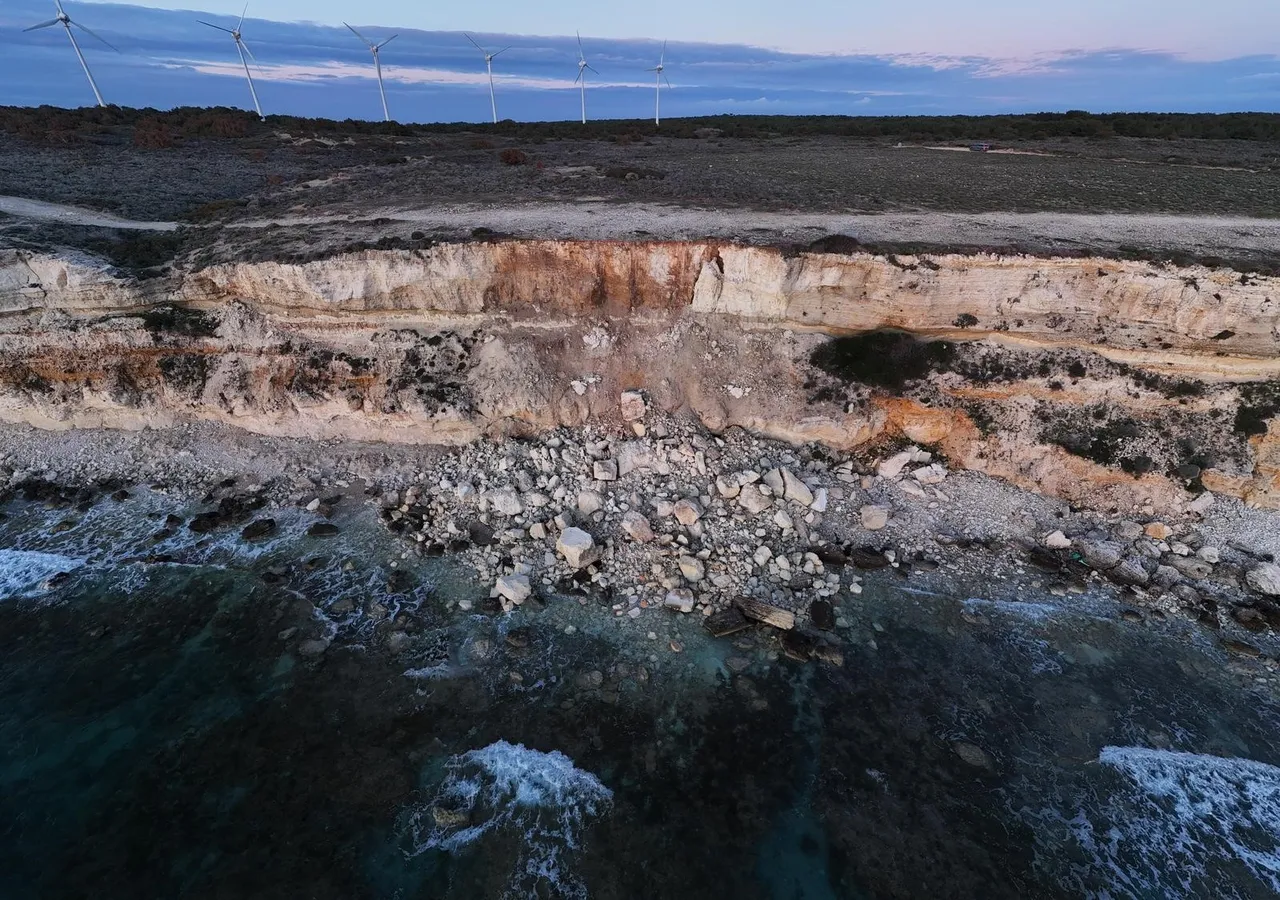 Binlerce ziyaretçisi var! İstanbulluların vazgeçilmezi Bozcaadada göçük, kayalar birer birer kopuyor