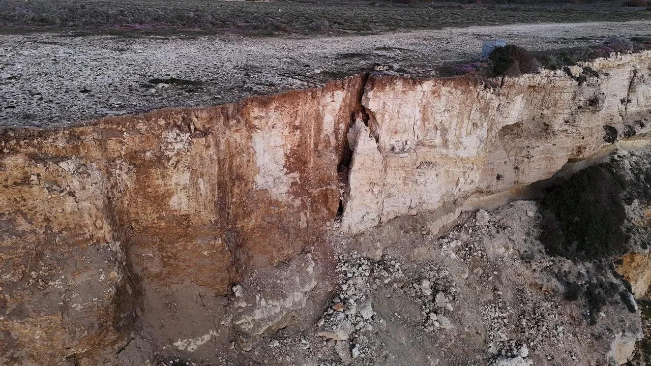 Binlerce ziyaretçisi var! İstanbulluların vazgeçilmezi Bozcaadada göçük, kayalar birer birer kopuyor