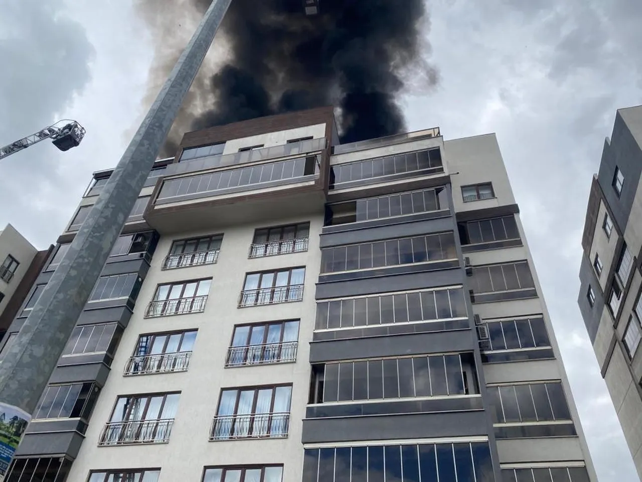 Bursada 8 katlı apartmanda yangın paniği! Çatıda mahsur kaldılar, ekipler kurtardı