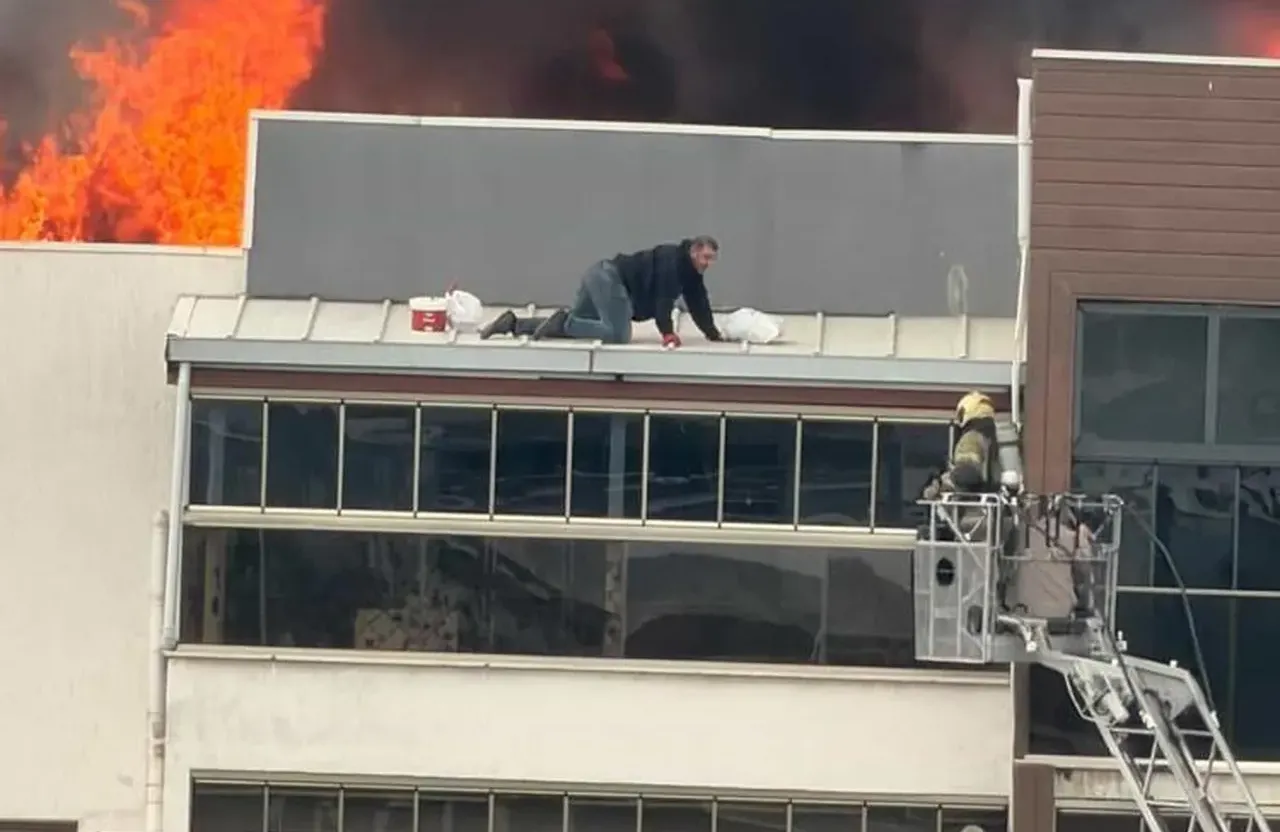 Bursada 8 katlı apartmanda yangın paniği! Çatıda mahsur kaldılar, ekipler kurtardı