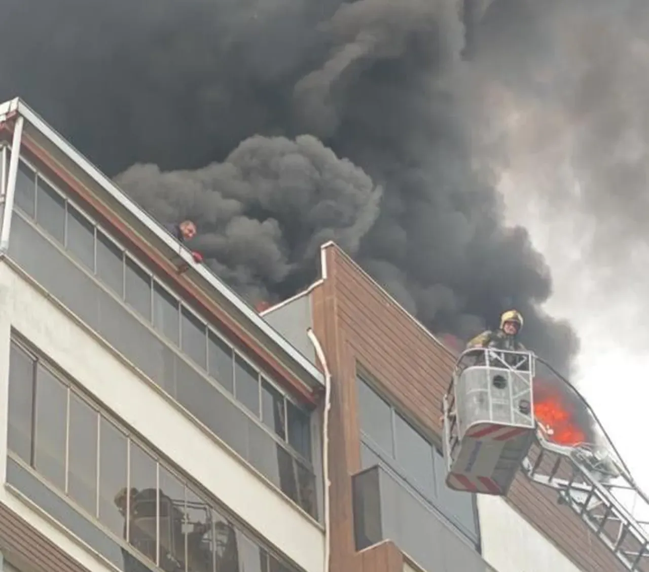 Bursada 8 katlı apartmanda yangın paniği! Çatıda mahsur kaldılar, ekipler kurtardı