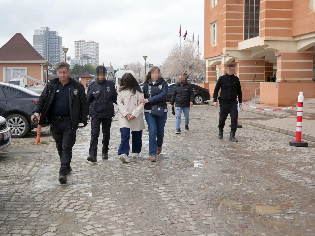 Çöpte bulunan bebek davasında yeni gelişme! Karar salonda değişti