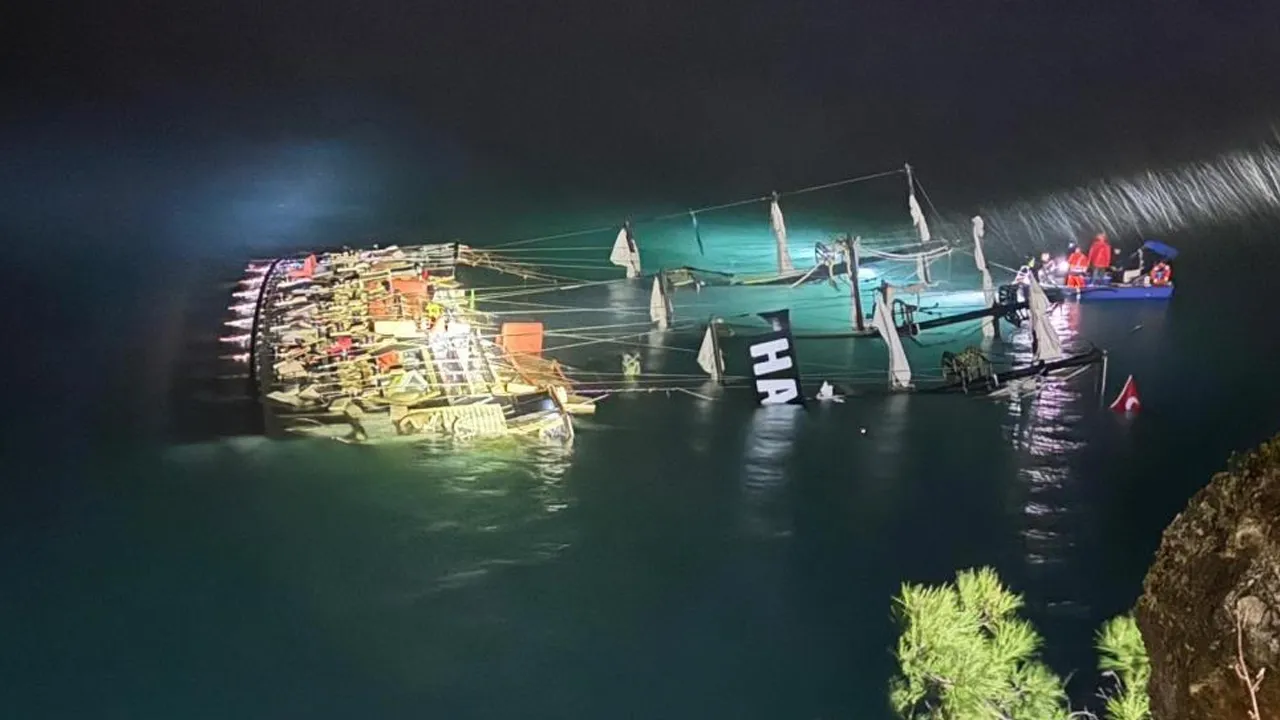 Fethiye'de kayalıklara çarpan tekne battı! 6 kişi kurtarıldı, 1 kişi kayıp