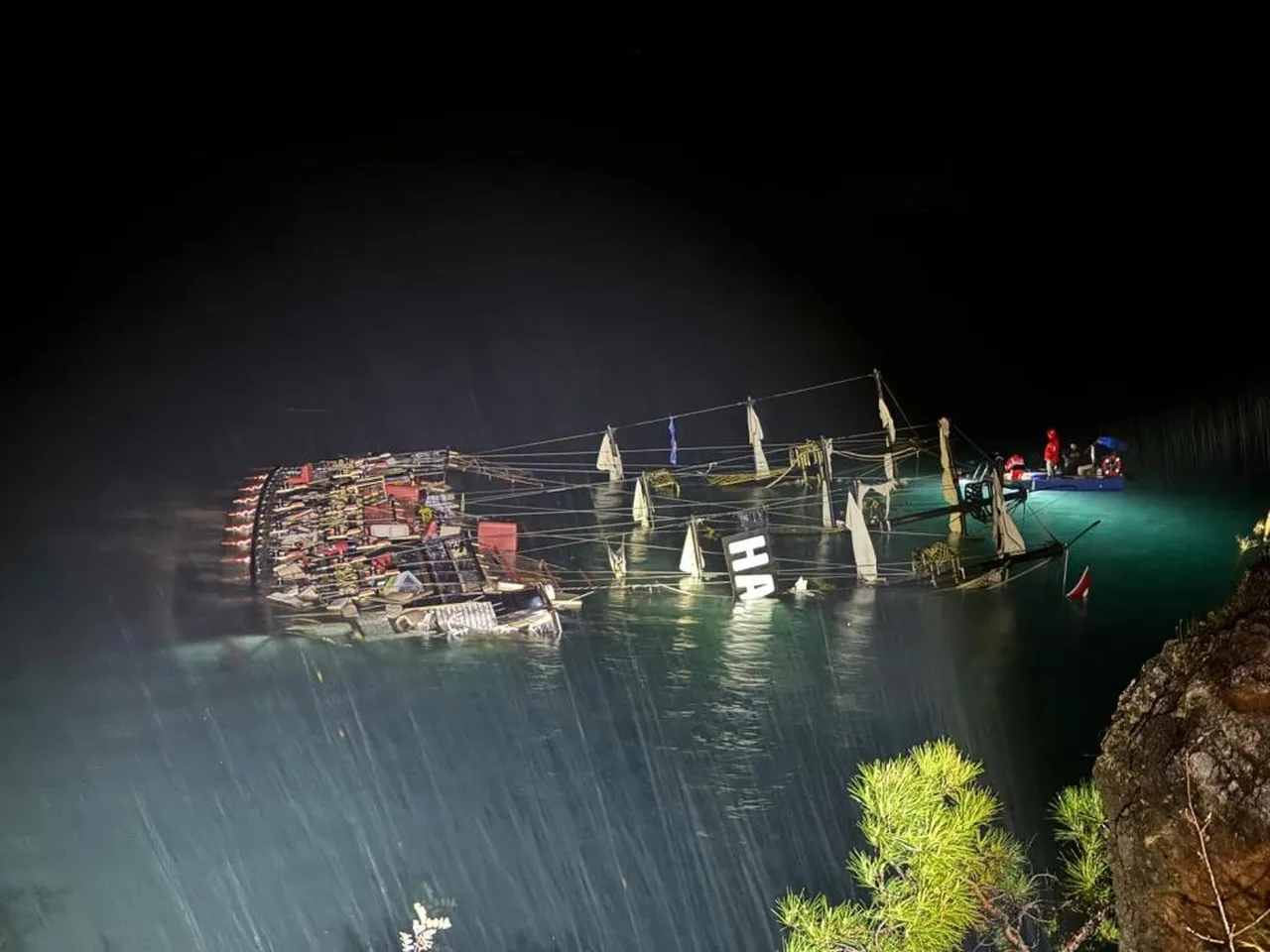 Fethiye'de kayalıklara çarpan tekne battı! 6 kişi kurtarıldı, 1 kişi kayıp