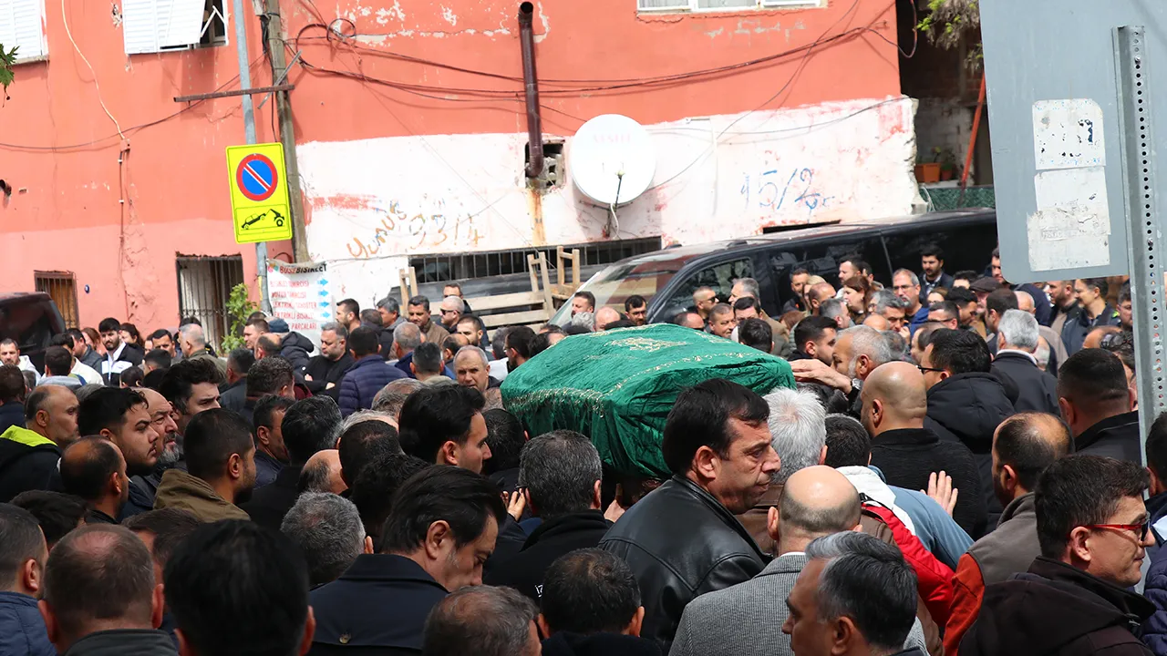 İzmir'de ölüm çukuru skandalı: Şoför çamurda boğuldu, kurum seyretti, akrabaları vinçle geldi