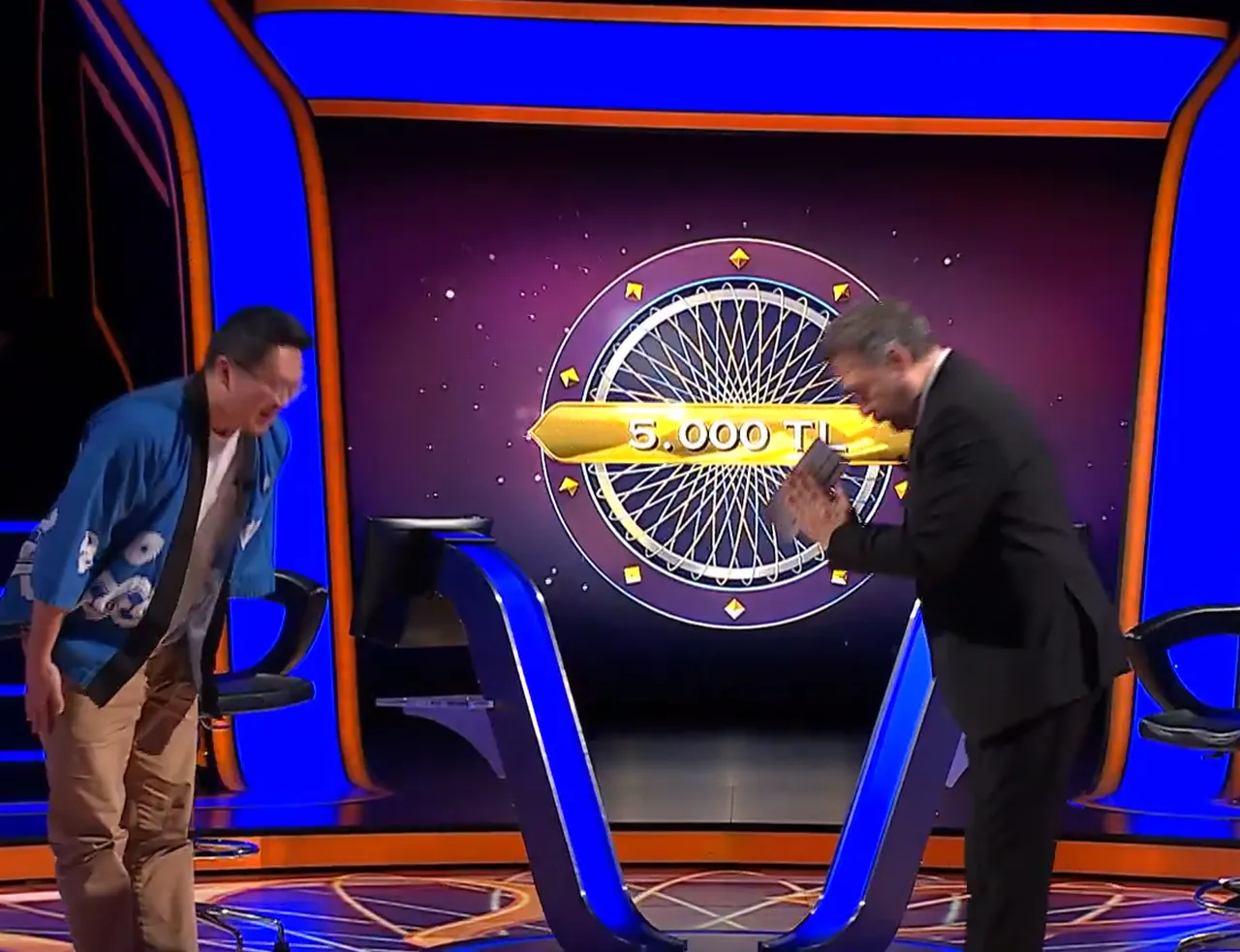 Japon yarışmacının selamı herkesi şaşırttı! Bir anda yere yattı, Oktay Kaynarca ne yapacağını bilemedi