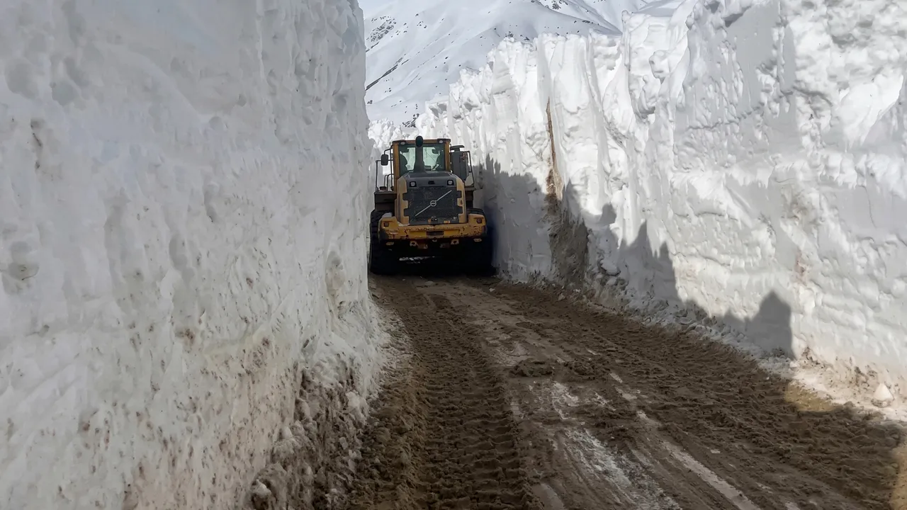 Kar boyu 6 metreyi aştı, tüneller oluştu!