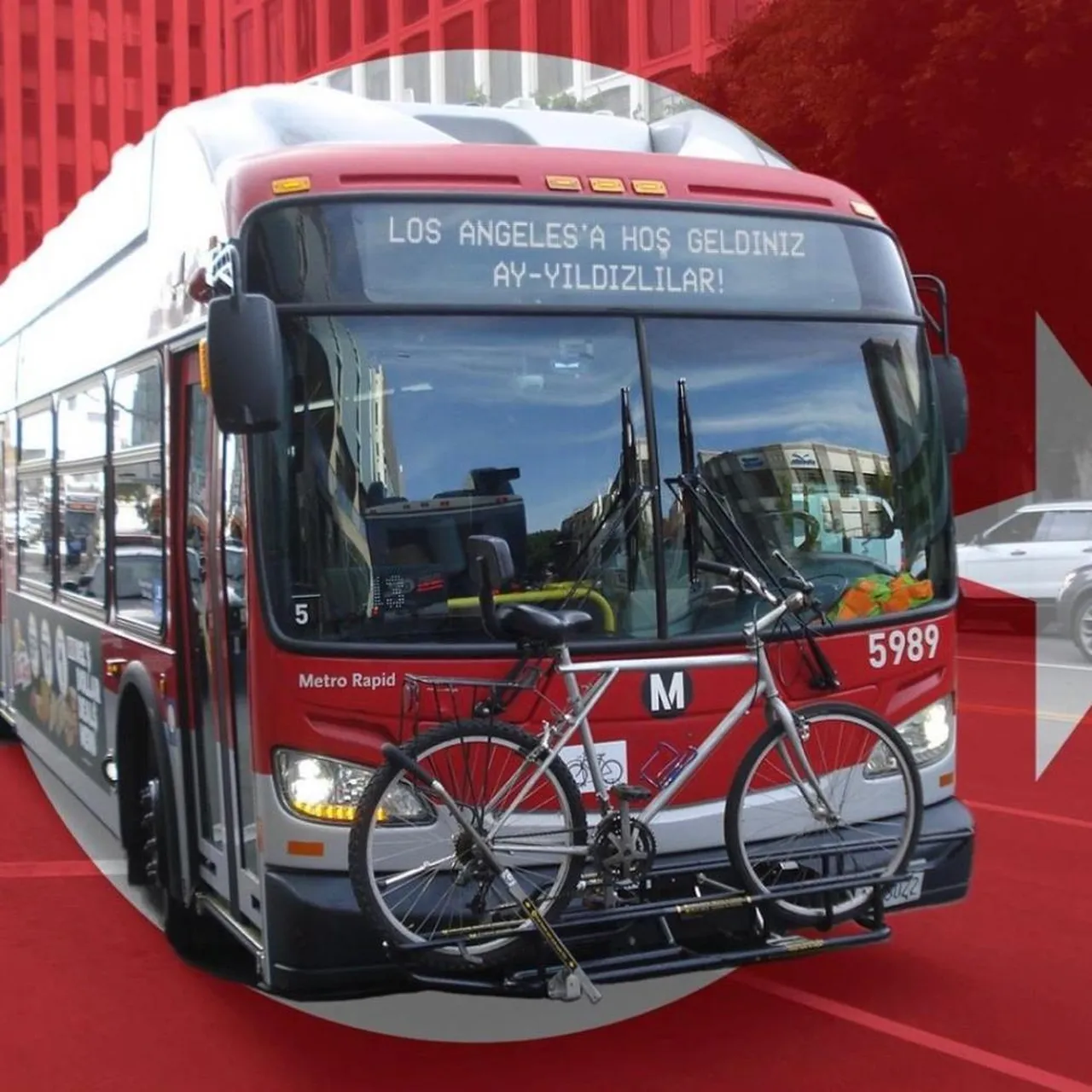 Los Angeles'ta Türkçe mesajın yazılı olduğu bir otobüs.