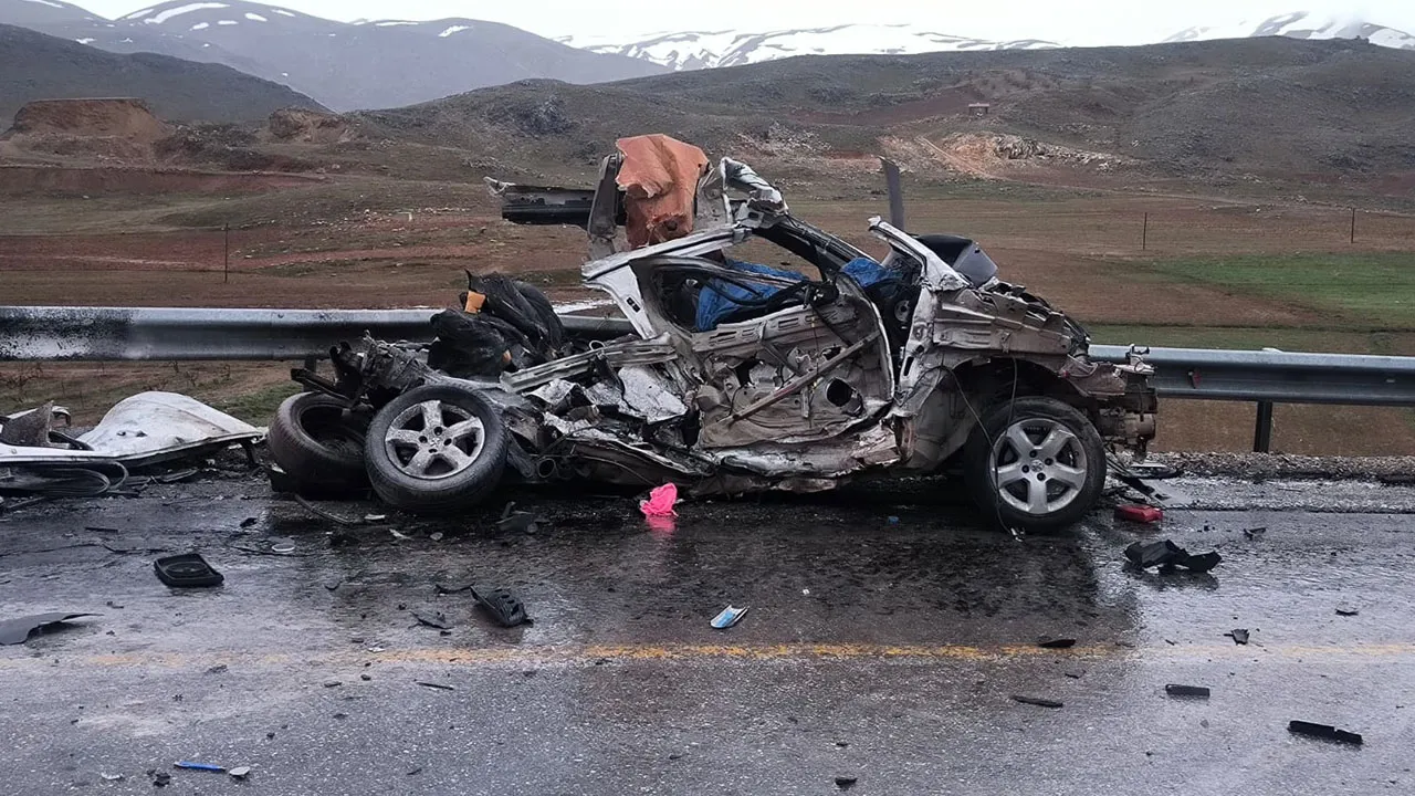 Malatya'da feci kaza! Ticari araç tırla çarpıştı: 3 ölü var